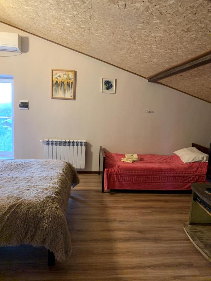 Guests House Qotukner Pensionat Karbi Eksteriør billede