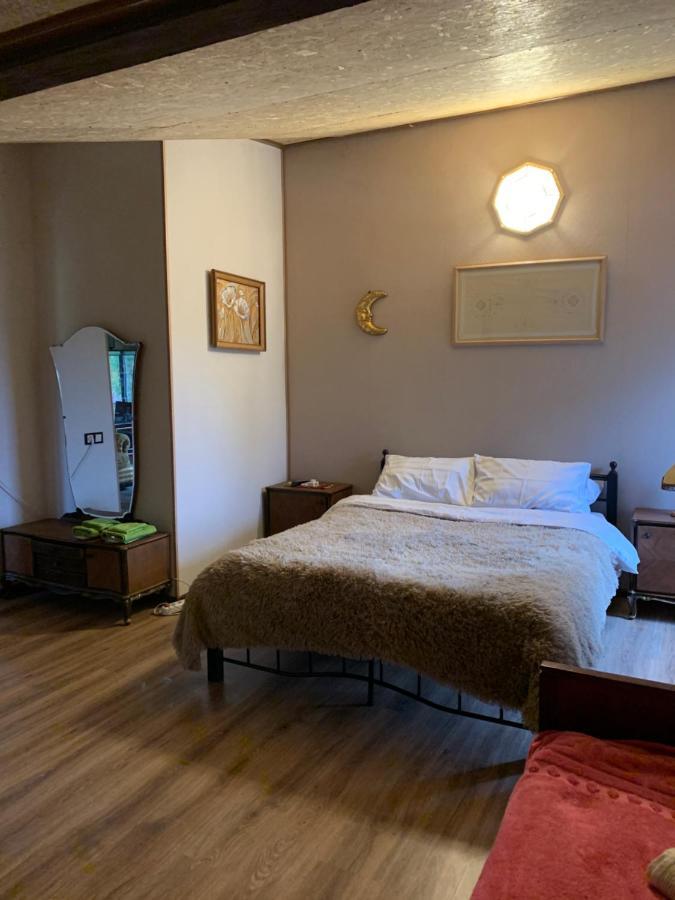 Guests House Qotukner Pensionat Karbi Eksteriør billede