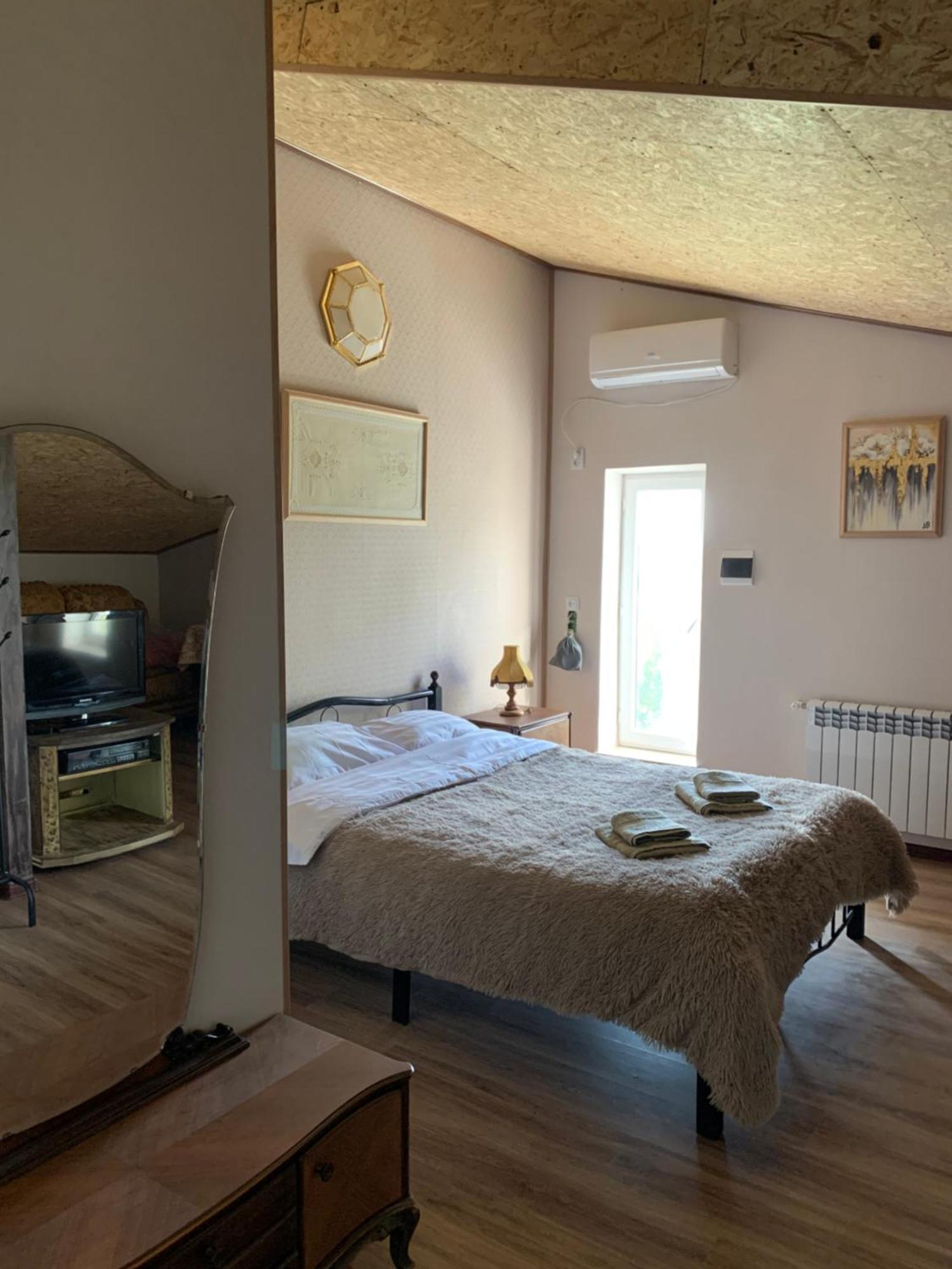 Guests House Qotukner Pensionat Karbi Eksteriør billede